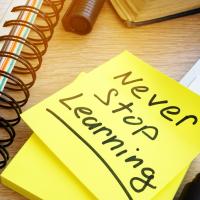 Sticky note with "Never stop learning" written on it